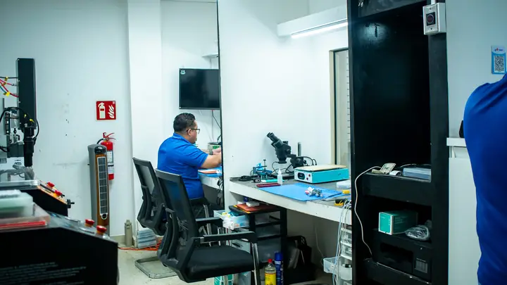 Técnico de Tecmovil trabajando en el banco del laboratorio