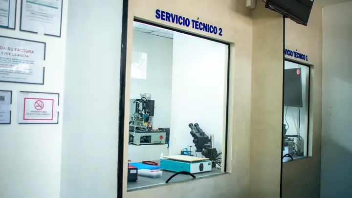 Microscopio y estación de soldadura del área de servicio técnico