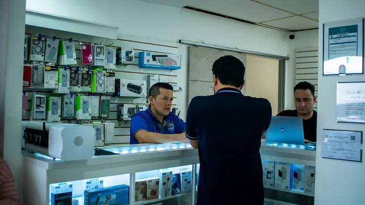 Atención a un cliente en el mostrador de recepción