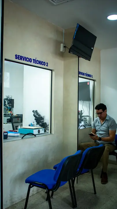 Sala de espera con vista al laboratorio a través del vidrio